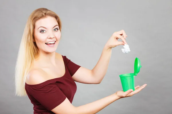 Sprzątanie Kobieta Wkładająca Papier Małego Kosza Śmieci Pokazująca Jak Radzić — Zdjęcie stockowe
