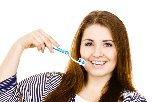 穿着晨衣的女人拿着牙刷 上面贴着浆糊 微笑积极的女孩准备刷牙 口腔卫生 与白种人隔离 — 图库照片