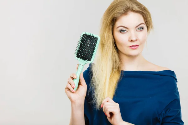 Kobieta Czesająca Włosy Szczotką Młoda Kobieta Pięknymi Naturalnymi Blond Prostymi — Zdjęcie stockowe