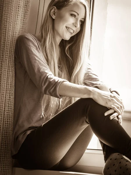 Gülümseyen Genç Kız Pencere Pervazında Oturuyor Enerji Dolu Bir Sabah — Stok fotoğraf
