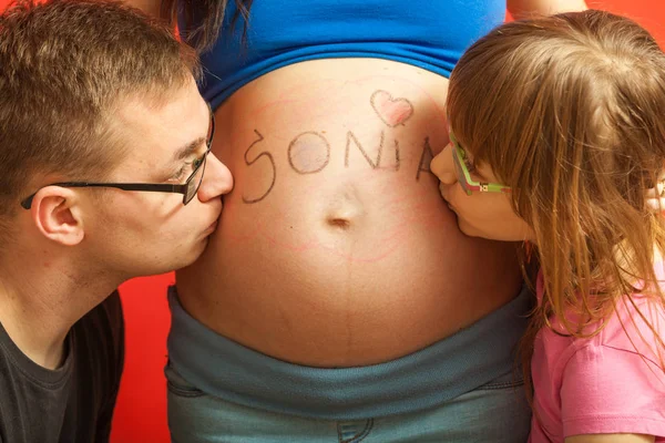 Paternidad Esperando Concepto Bebé Padre Hija Pequeña Niña Besando Madre — Foto de Stock