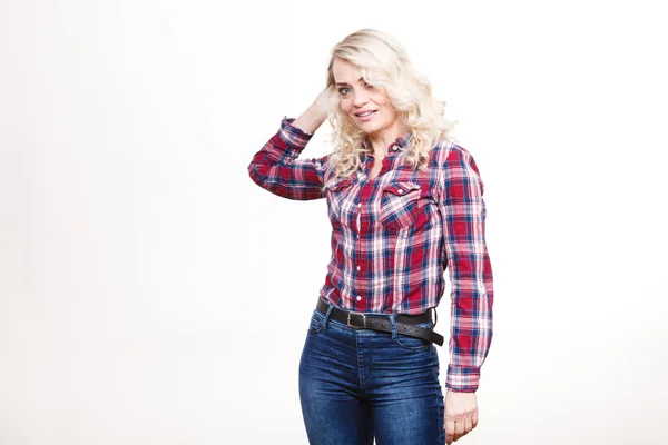 Mellersta Åldern Blonda Attraktiv Kvinna Bär Jeans Byxor Rutig Skjorta — Stockfoto