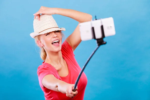Tecnología Fotografía Concepto Dispositivos Modernos Mujer Turista Sombrero Sol Tomando —  Fotos de Stock