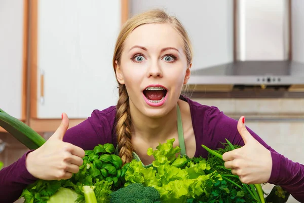 Žena Kuchyni Mnoha Zelenými Listy Zeleniny Dělat Palec Nahoru Gesto — Stock fotografie