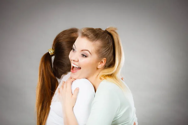 Twee Gelukkige Vrienden Vrouwen Knuffelen Glimlachend Met Vreugde Vrouw Vriendschap — Stockfoto