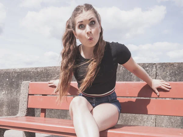 Feliz Alegre Sorrindo Mulher Gastando Seu Tempo Livre Fora Desfrutando — Fotografia de Stock