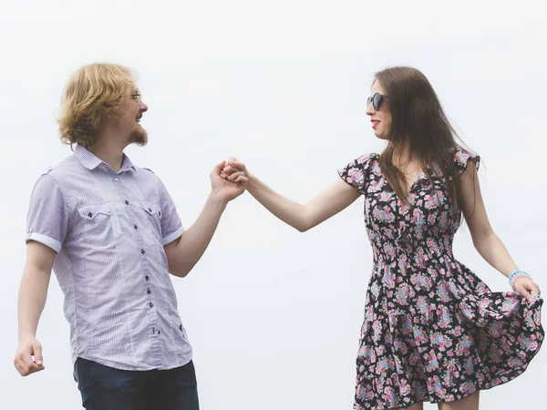 快乐的情侣在户外玩得开心 青年男女牵手在一起的日期 — 图库照片