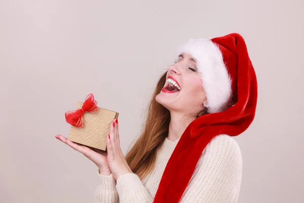 Mujer Risueño Con Sombrero Santa Claus Sosteniendo Caja Regalo Oro — Foto de Stock