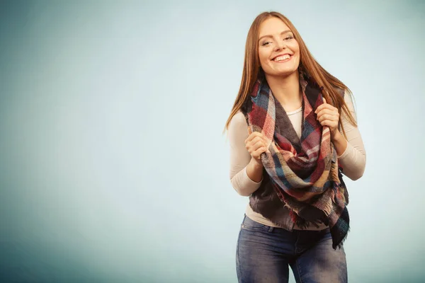 自动装束的概念 一位面带微笑的年轻女子穿着温暖的秋装 披着羊毛衫 头戴蓝丝巾 — 图库照片