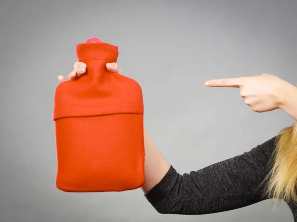 Mujer Señalando Botella Agua Caliente Caliente Cubierta Vellón Suave Rojo —  Fotos de Stock