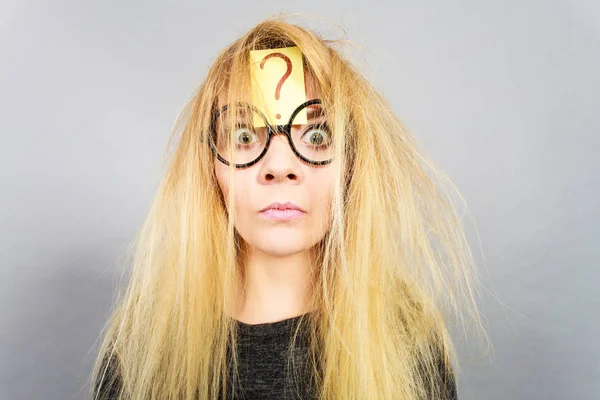 Mentale Anstrengung Problemlösung Gesichtsausdruck Müde Verrückte Frau Mit Nerd Geek — Stockfoto