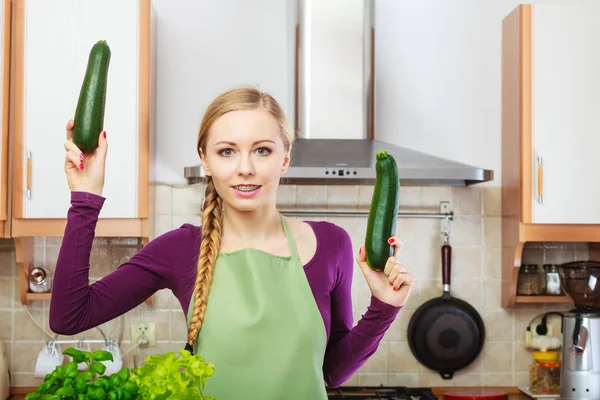 Mulher Cozinha Segurando Vegetais Abobrinha Frescos Verdes Jovem Dona Casa — Fotografia de Stock