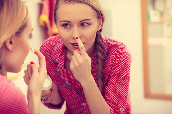 Mujer Rubia Joven Aplicando Crema Hidratante Para Piel Cara Mirando —  Fotos de Stock