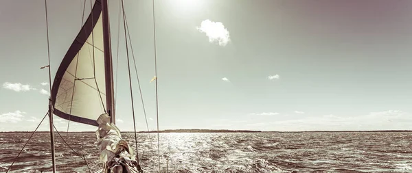 Segeln Auf Einem Segelboot Bei Sonnigem Sommerwetter Auf Ruhigem Blauem — Stockfoto