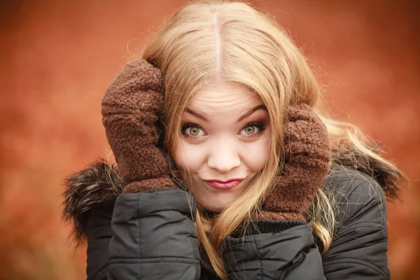 Moda Otoño Invierno Mujer Joven Rubia Ropa Abrigo Guantes Marrones —  Fotos de Stock