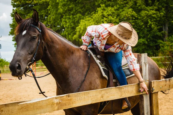 Het Verzorgen Van Dieren Horsemanship Paarden Concept Cowgirl Klaar Paard — Stockfoto
