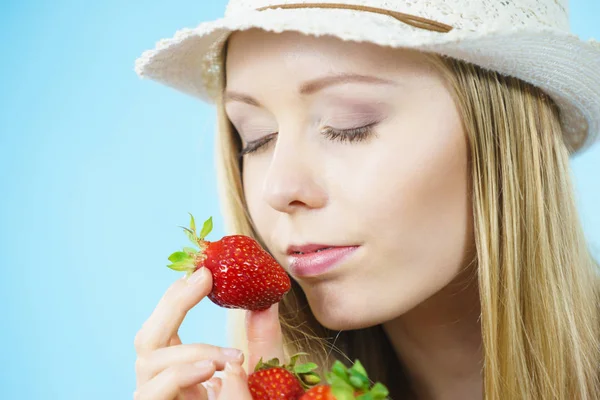 Giovane Donna Occhi Chiusi Odore Frutta Fresca Fragola Blu Pasto — Foto Stock