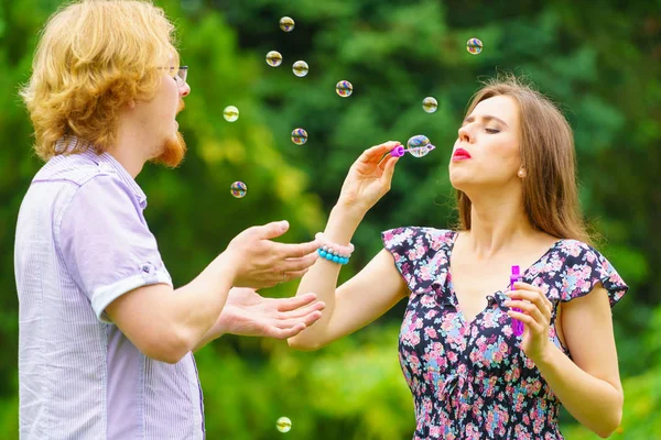 Счастье Беззаботная Концепция Молодая Женщина Мужчина Веселятся Выдувая Мыльные Пузыри — стоковое фото