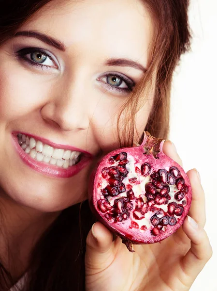 Mulher Menina Morena Alegre Segurando Frutas Romã Mãos Branco Alimentação — Fotografia de Stock