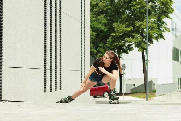 都市高速に乗ってローラー スケート靴を身に着けている十代の女性 スポーティな夏の時間中に楽しんでいる女性 — ストック写真