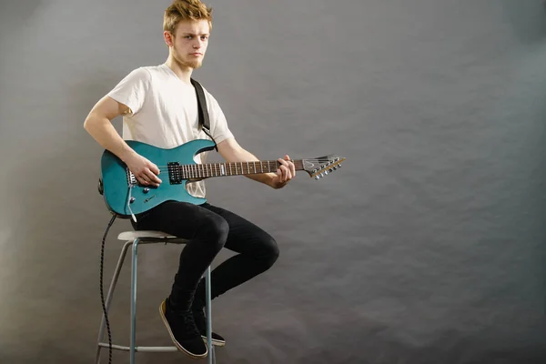 Jeune Homme Barbu Avec Guitare Électrique Personne Adulte Tient Instrument — Photo