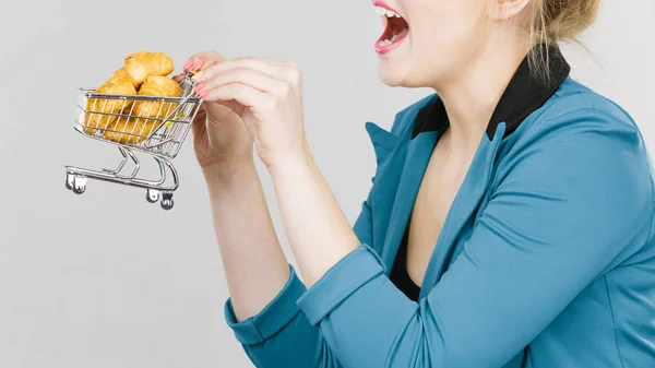 买麸质食品的产品概念 女人的手用小块的面包或甜面包的购物推车 — 图库照片