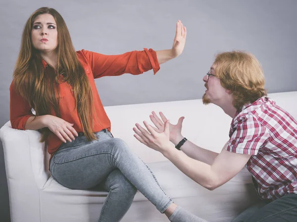 Homem Implorando Mulher Que Está Sentado Sofá Para Perdão Casal — Fotografia de Stock