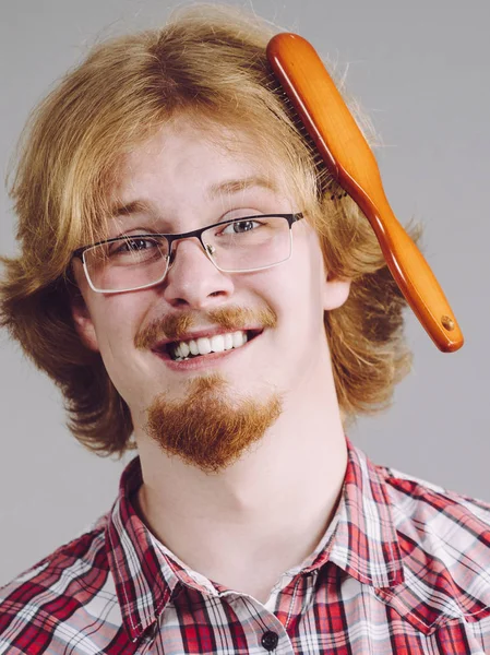 Bärtiger Mann Hat Mühe Sich Die Haare Mit Bürste Kämmen — Stockfoto