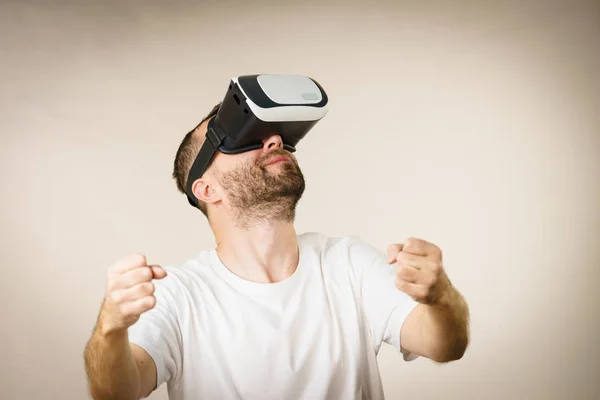 Adulto Corto Barbudo Chico Explorar Virtual Realidad Usando Gafas Estar — Foto de Stock