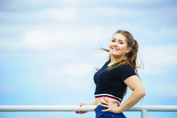 Felice Gioiosa Donna Sorridente Trascorrere Suo Tempo Libero Fuori Godendo — Foto Stock