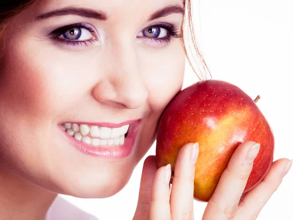 Femme Tenant Des Pommes Rouges Main Près Visage Souriante Isolée — Photo