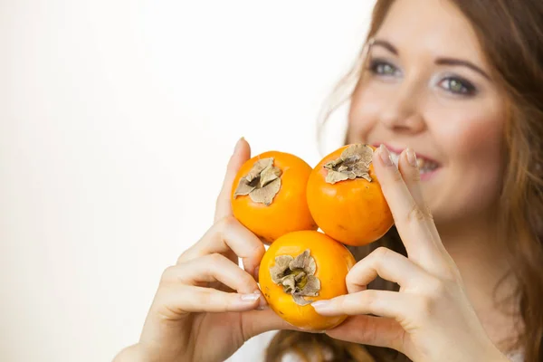 Mulher Segurando Caqui Kaki Frutas Nas Mãos Alimentação Saudável Ajuda — Fotografia de Stock