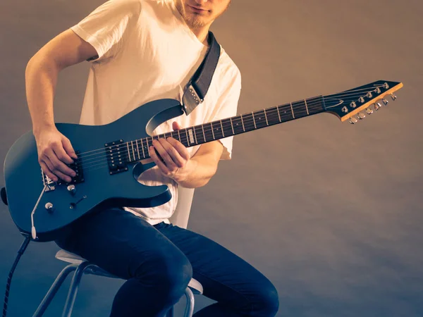 Jeune Homme Barbu Avec Guitare Électrique Personne Adulte Tient Instrument — Photo
