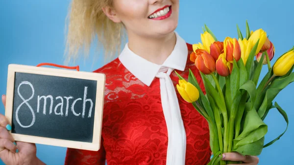 Mujer Sosteniendo Ramo Tulipanes Flores Regalo Día Las Mujeres Marzo — Foto de Stock