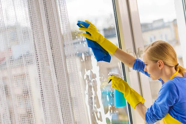 Mujer Joven Guantes Amarillos Limpiando Cristal Ventana Casa Con Trapo —  Fotos de Stock