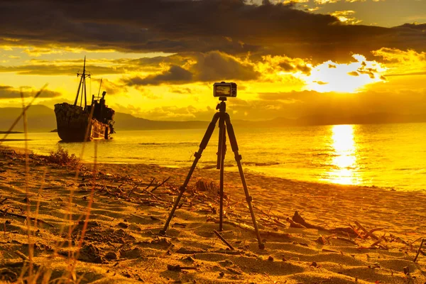 Profesionální Fotoaparát Stativ Filmy Video Řeckého Pobřeží Rezavý Vrak Dimitrios — Stock fotografie