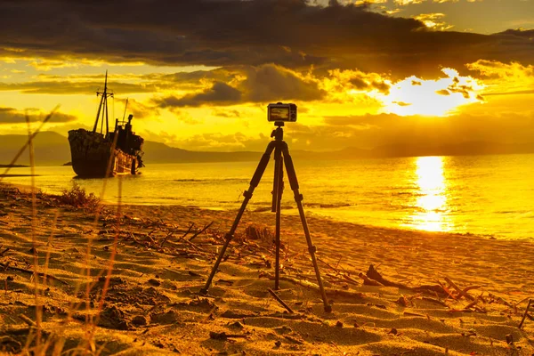 Câmera Profissional Tripé Que Tira Vídeo Filme Costa Grega Com — Fotografia de Stock