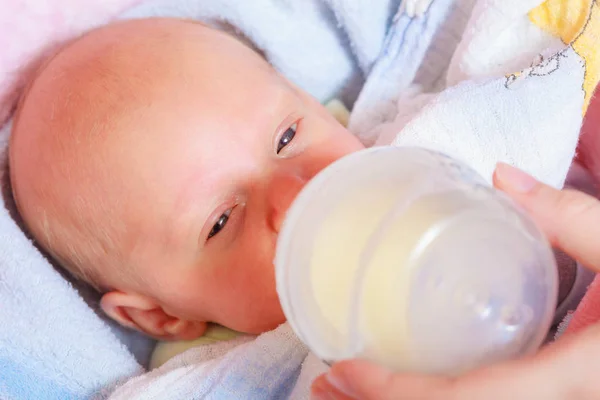 Baby Verzorging Voeding Van Concept Kleine Pasgeboren Baby Melk Drinken — Stockfoto