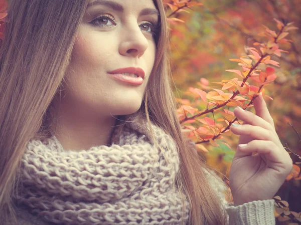 Frau Warmen Modischen Outfit Spaziert Bei Goldenem Herbstwetter Park Und — Stockfoto