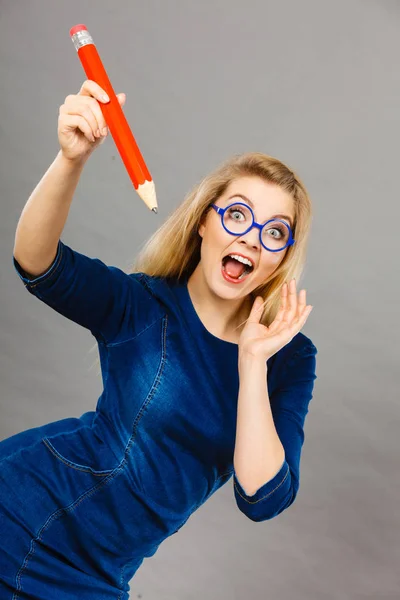 积极快乐的女人金发女孩或女性师生穿宅眼镜控股大支红色的铅笔 工作室拍摄灰色 — 图库照片