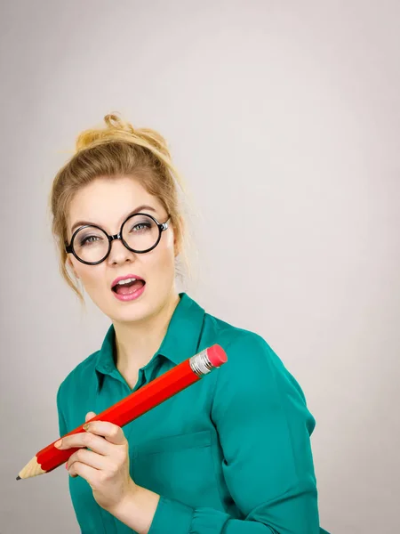 Mujer Positiva Estudiante Rubia Profesora Con Gafas Con Lápiz Rojo — Foto de Stock