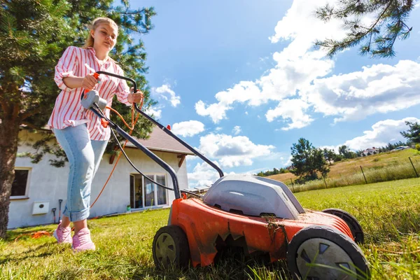 Ogrodnictwo Dbanie Podwórko Koncepcja Rolnicza Kobieta Koszenie Zielonego Trawnika Kosiarką — Zdjęcie stockowe