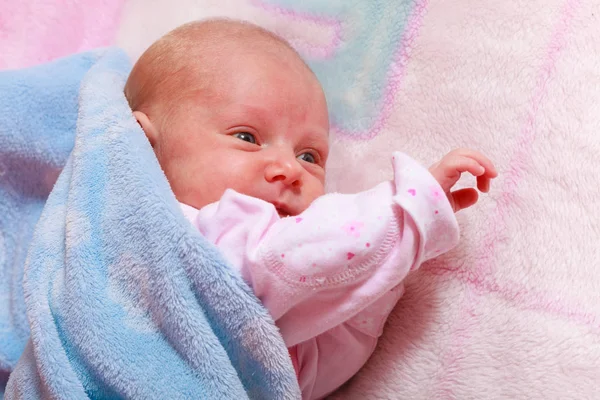 Concepto Inocencia Infantil Pequeño Bebé Recién Nacido Adorable Acostado Cama —  Fotos de Stock