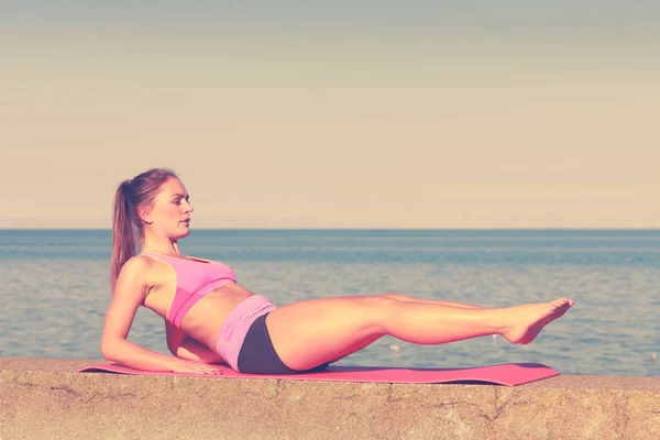 Vrouw Sport Buitenshuis Doen Fitness Meisje Sportkleding Aan Kust Uitoefening — Stockfoto