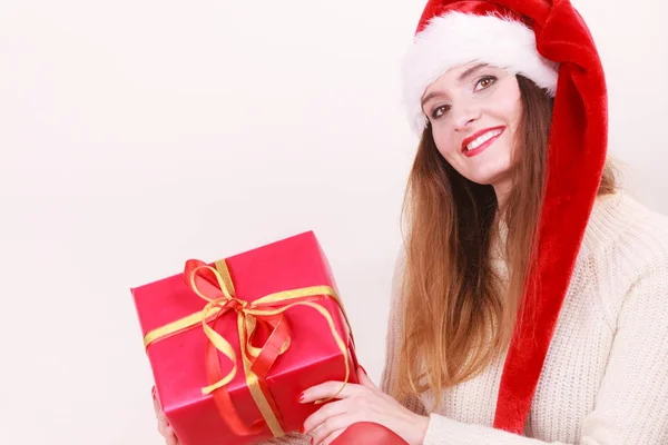 漂亮的女人戴着印有红丝带的大礼品盒的圣诞老人帽 圣诞节 冬天和人的概念 — 图库照片