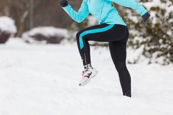 Жінка Носить Спортивний Одяг Бігає Снігу Деревами Задньому Плані Обличчя — стокове фото