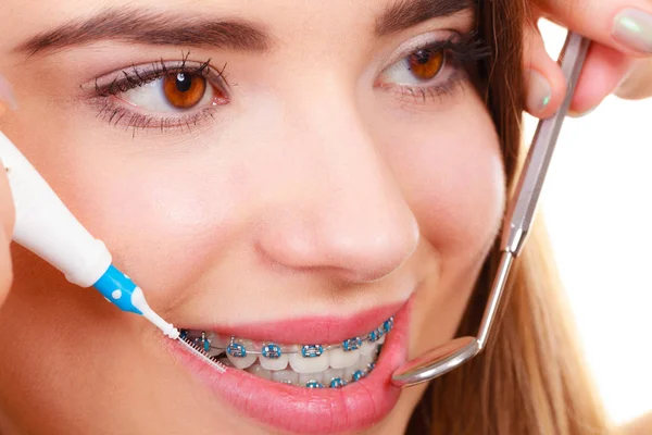 Koncept Zubař Ortodoncii Mladá Žena Úsměvem Úklid Čištění Zubů Modrou — Stock fotografie