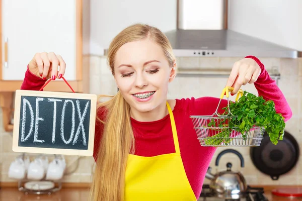 Diety Odtruwania Waga Strata Koncepcja Szczęśliwa Kobieta Przytrzymanie Płyta Detox — Zdjęcie stockowe