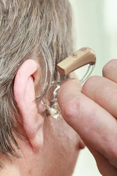 Femme Âgée Avec Prothèse Auditive Oreille Soins Santé Amplification Auditive — Photo