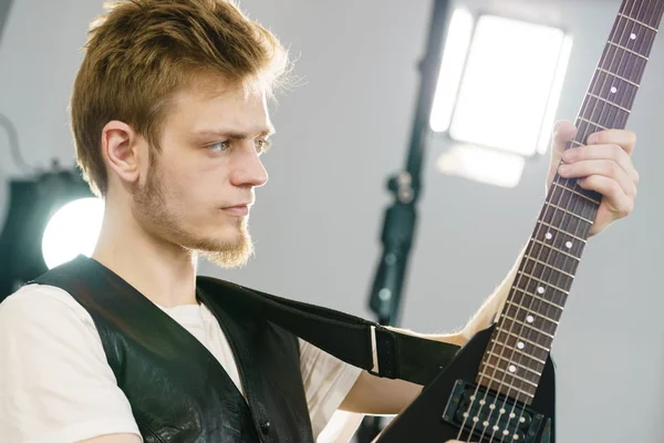 Hombre Hardcore Adolescente Con Traje Metal Tocando Guitarra Eléctrica Música — Foto de Stock